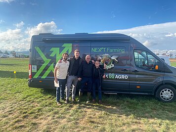 NEXT Farming Mitarbeiter vor einem NEXT Farming Transporter bei der PotatoEurope 2022