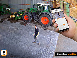 FarmCam Mobility von Luda.Farm in der Maschinenhalle montiert mit Überwachungsbild auf das Handy.
