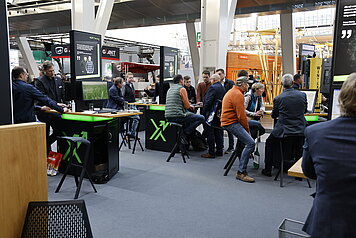 Der NEXT Farming Stand bei der EuroTier 2022 mit einigen Besuchern und NEXT Farming Mitarbeitern
