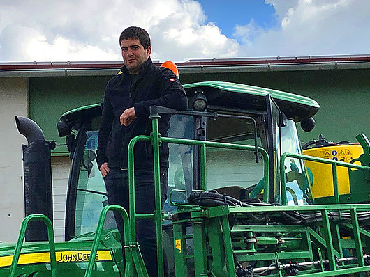 NEXT Farming Kunde Lohnunternehmer Christian Weik auf seinem Selbstfahrer zur Pflanzenschutz Behandlung.