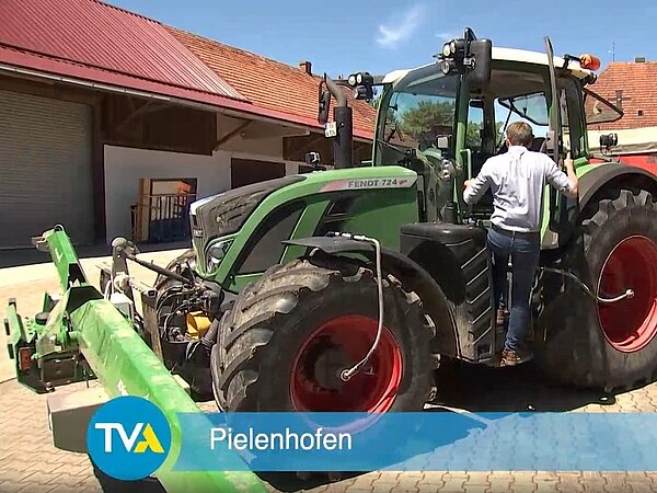 In Pielenhofen steigt ein Landwirt in einen Fendt-Traktor mit NEXT GreenSeeker