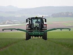 Frau auf Traktor mit NEXT Green Seeker