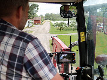 Monitor in Traktor montiert der MachineCam Mobility HD von Luda.Farm.