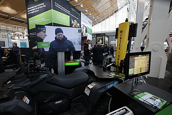 Ein Bodenprobenfahrzeug und ein Fernseher, der ein Video zum Thema Bodenproben zeigt beim NEXT Farming Stand auf der Messe EuroTier 2022
