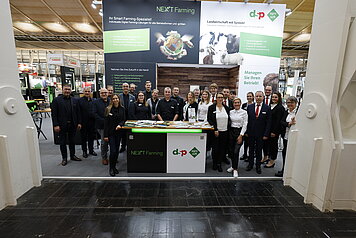 Das NEXT Farming Team auf der EuroTier 2022, vor dem gemeinsamen Stand mit dsp