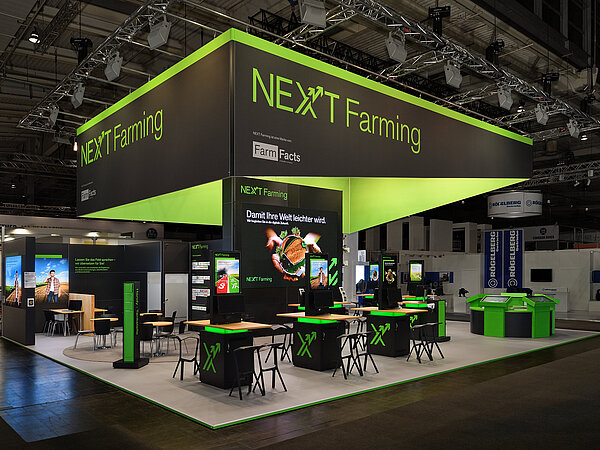 Messestand von NEXT Farming bei der AGRITECHNICA 2019, in den Farben schwarz und grün. 