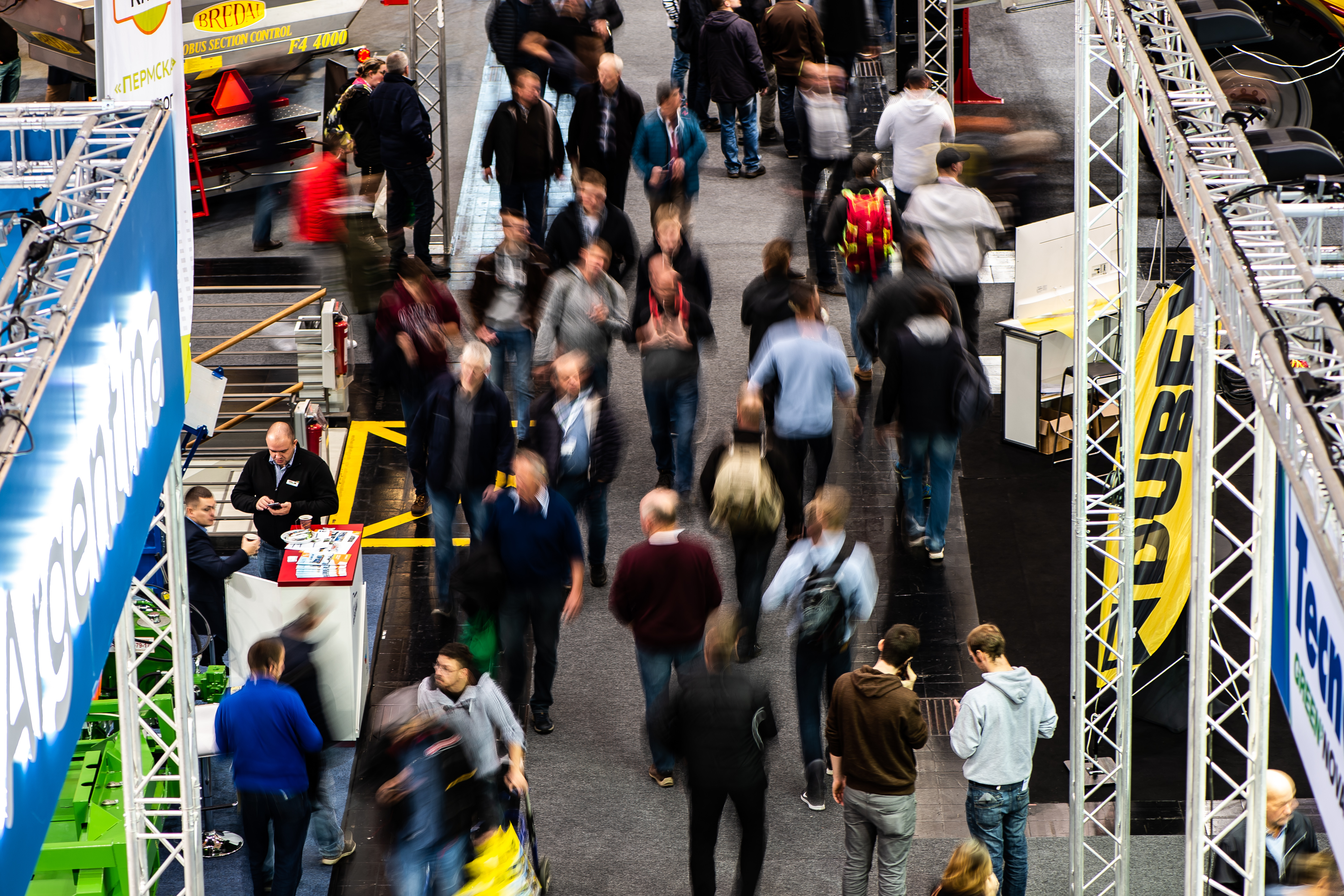 Messebesucher in Bewegung bei der AGRITECHNICA 2019. 