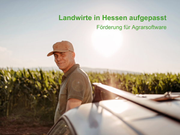 Ein Landwirt mit Kappe lächelt seitlich in die Kamera und steht vor einem Mais-Feld