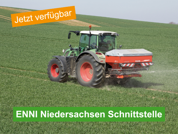 Fendt-Traktor mit Rauch Düngerstreuer fährt über ein Feld