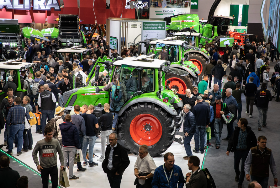 Fendt-Traktoren und viele Messebesucher bei der AGRITECHNICA 2019. 