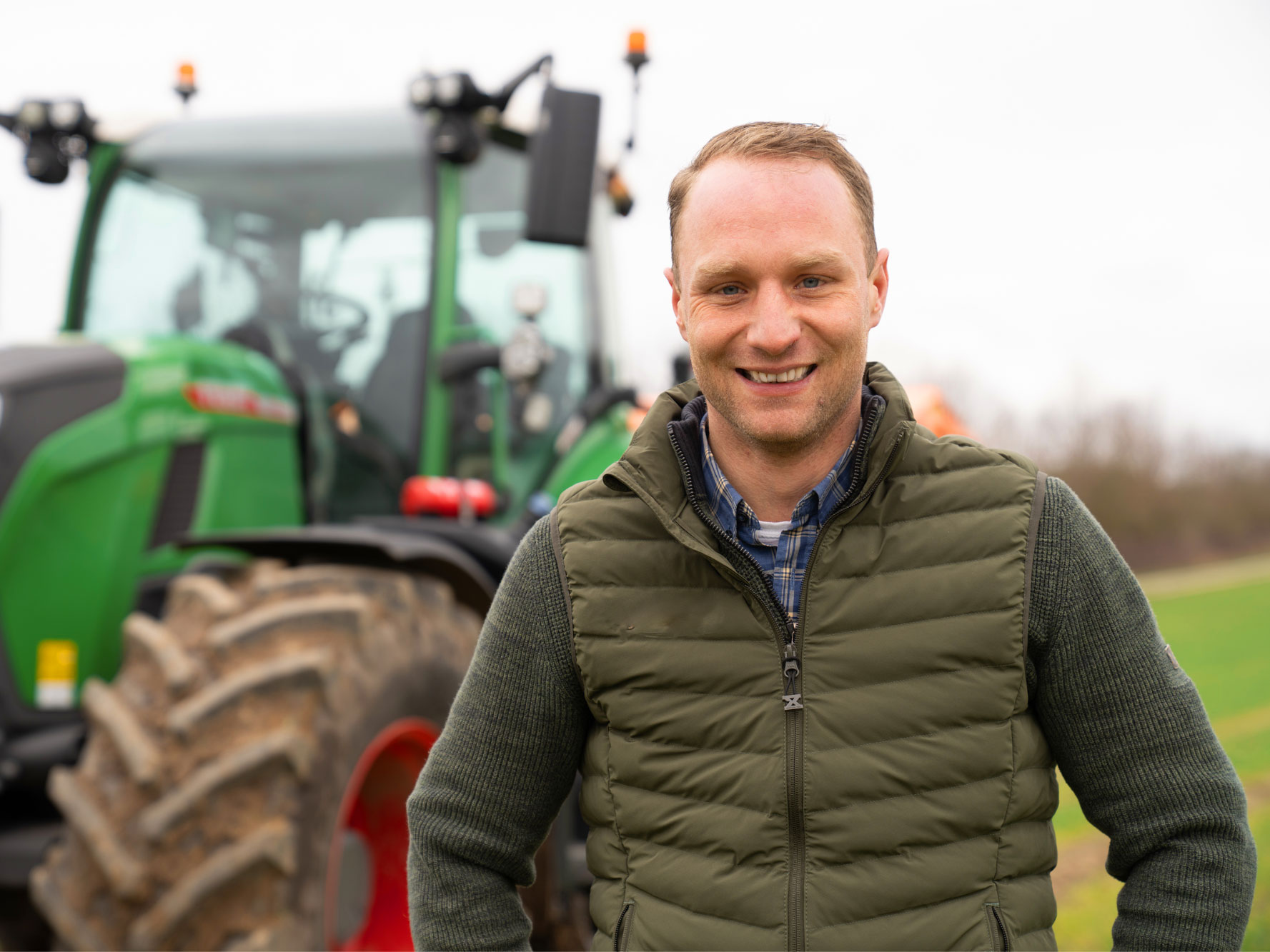 Maik Schüssler vor Traktor