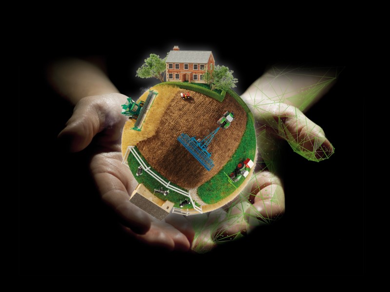 NEXT Farming Weltkugel schwebt über zwei Händen und symbolisiert die Welt der Landwirte
